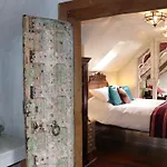 Crab Manor Hotel *