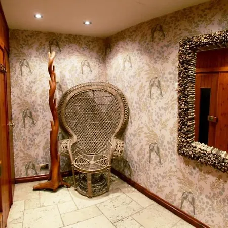 Crab Manor Hotel *