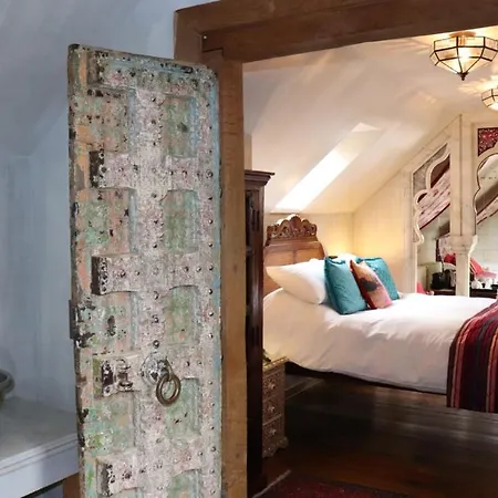 Crab Manor Hotel *