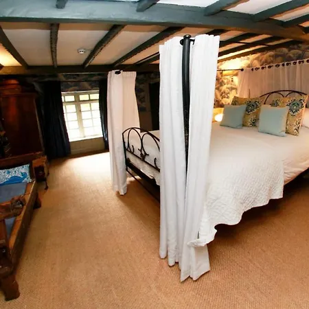 Crab Manor Hotel *
