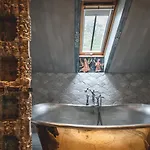 Hotel Crab Manor *
