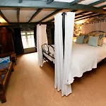 Crab Manor Hotel *