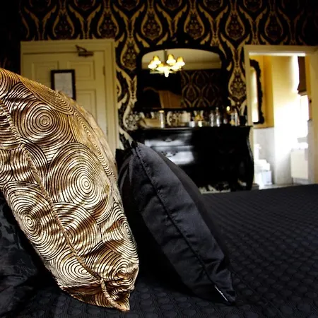 Crab Manor Hotel *